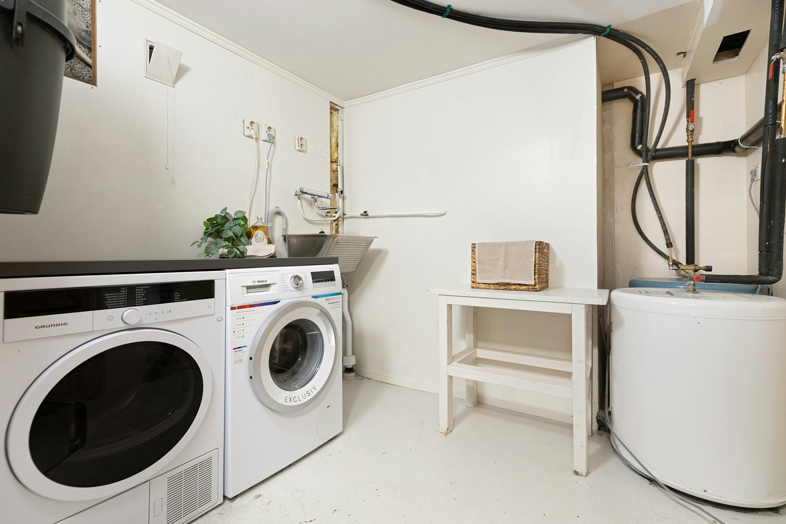 Ablaufpumpe einer Waschmaschine im unteren Gerätebereich