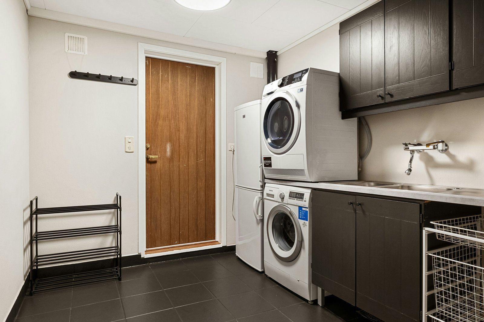 Wasserzulaufventil einer Waschmaschine im Inneren des Geräts