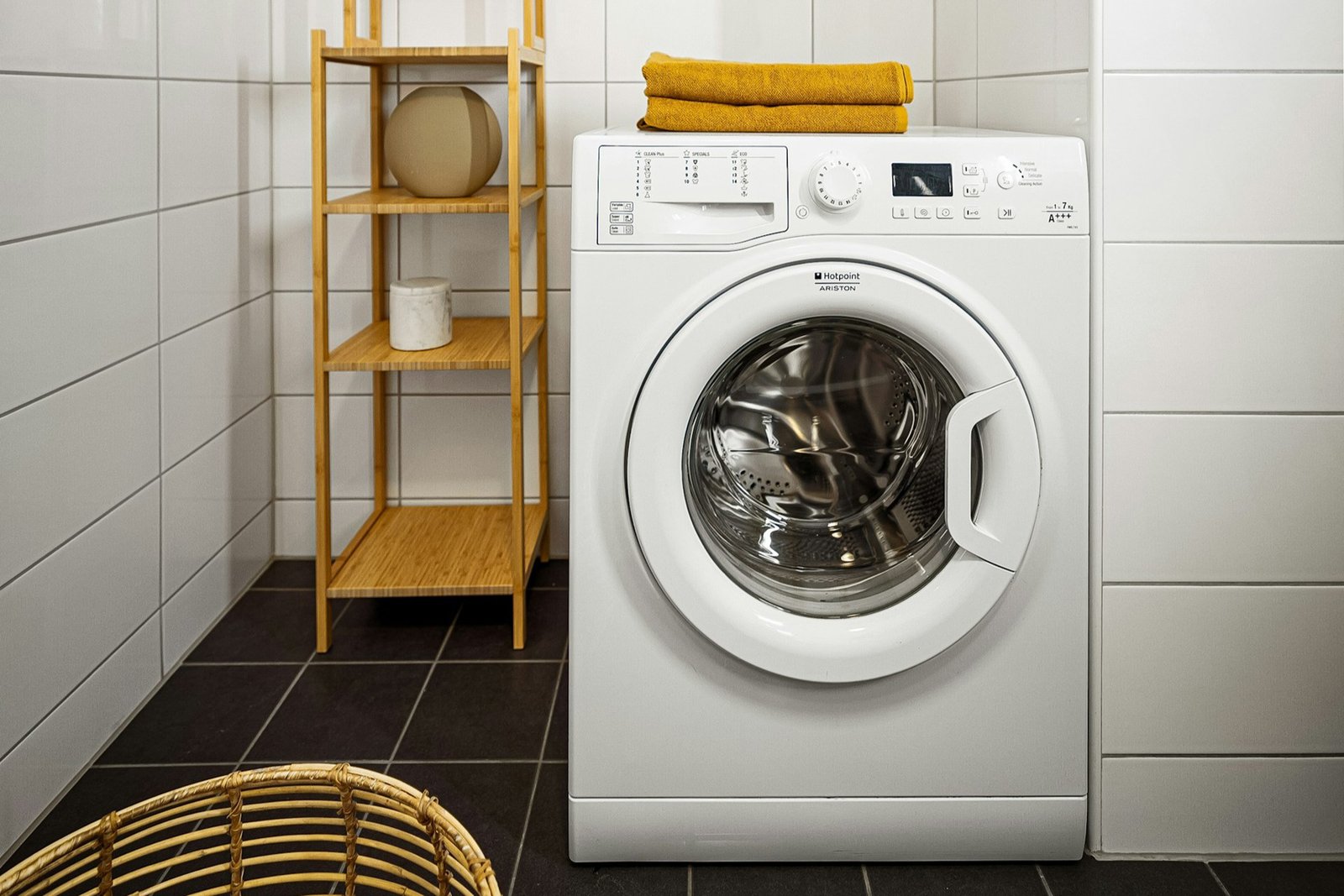 Kleines Filtersieb im Wasseranschluss einer Waschmaschine