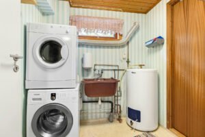 Geöffnete Waschmaschine bei einer technischen Prüfung