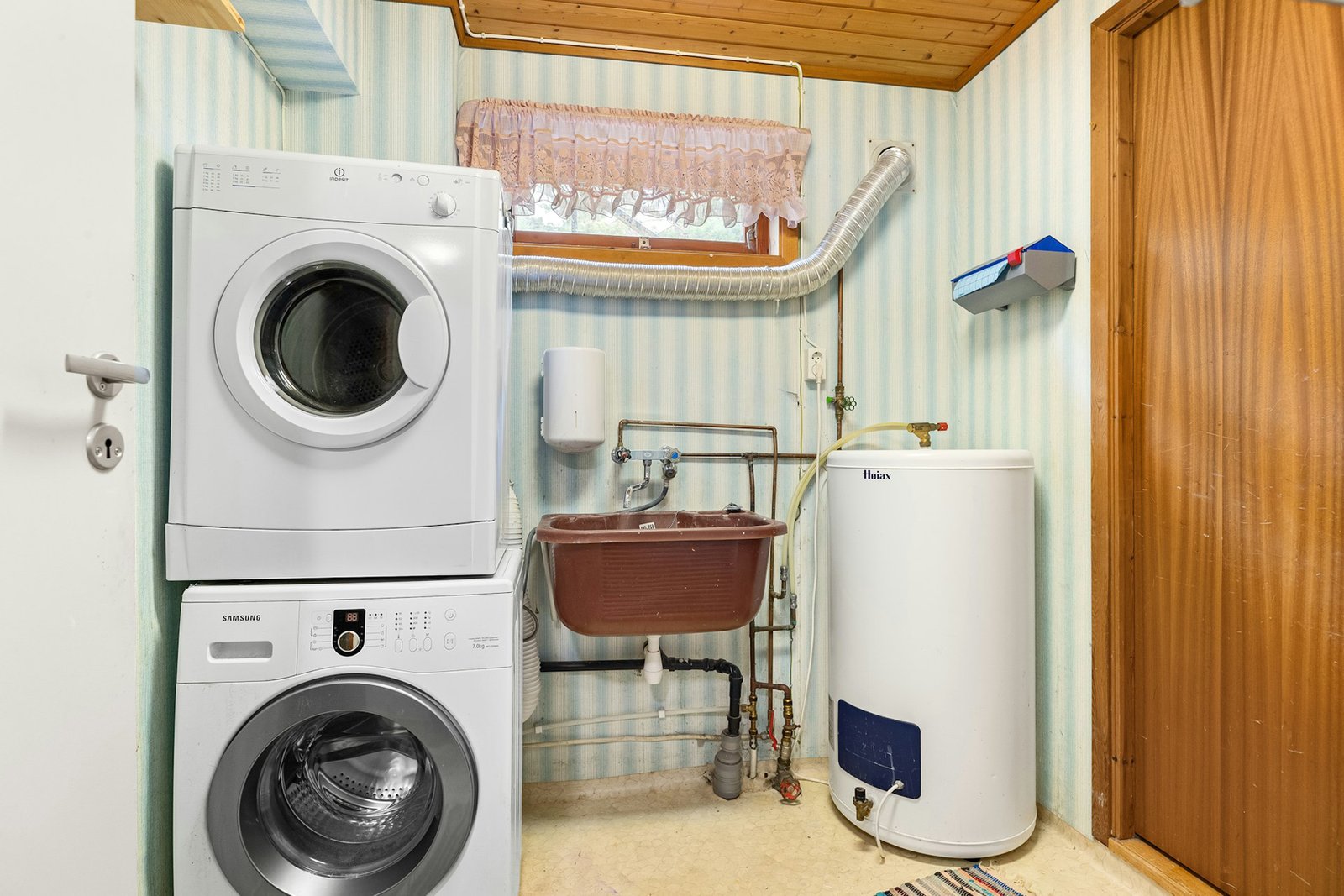 Geöffnete Waschmaschine bei einer technischen Prüfung