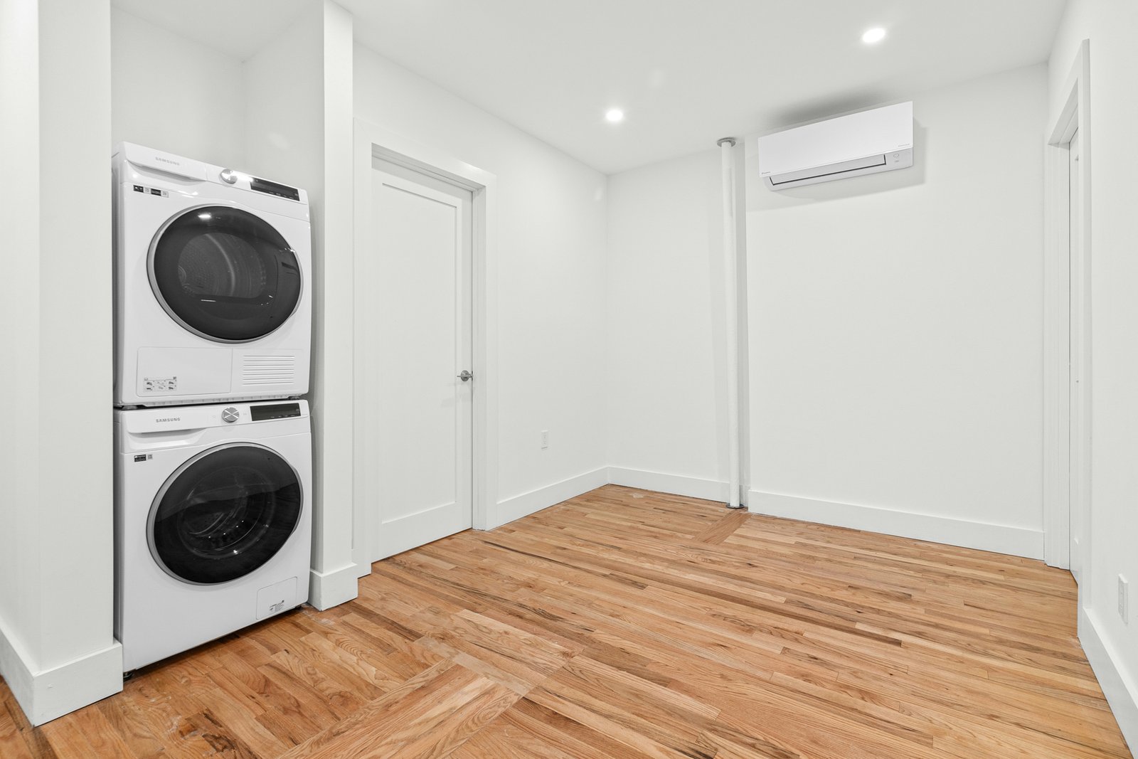 Waschmaschine im Haushalt während eines Waschprogramms