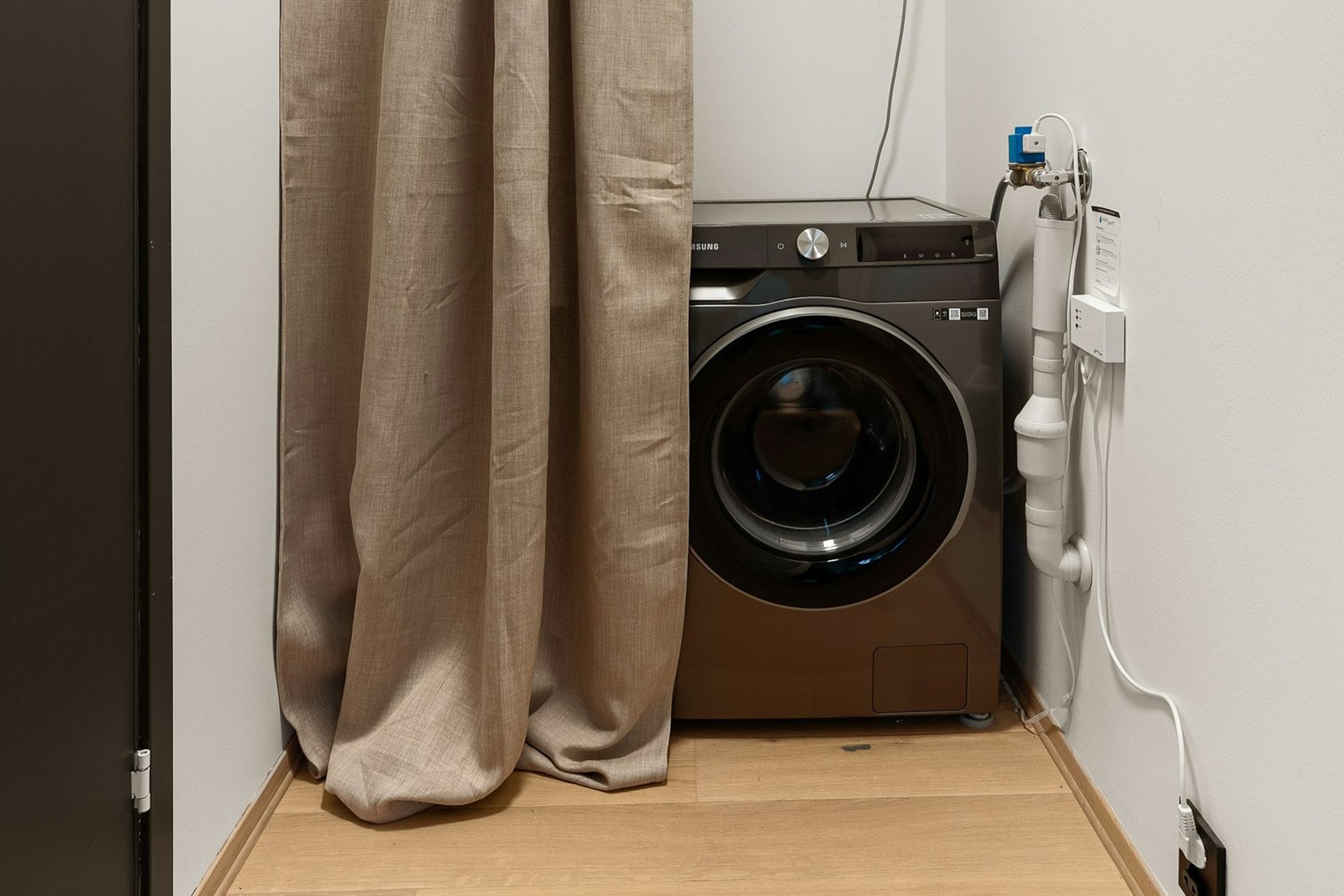 Wasserzulaufschlauch einer Waschmaschine im Haushalt