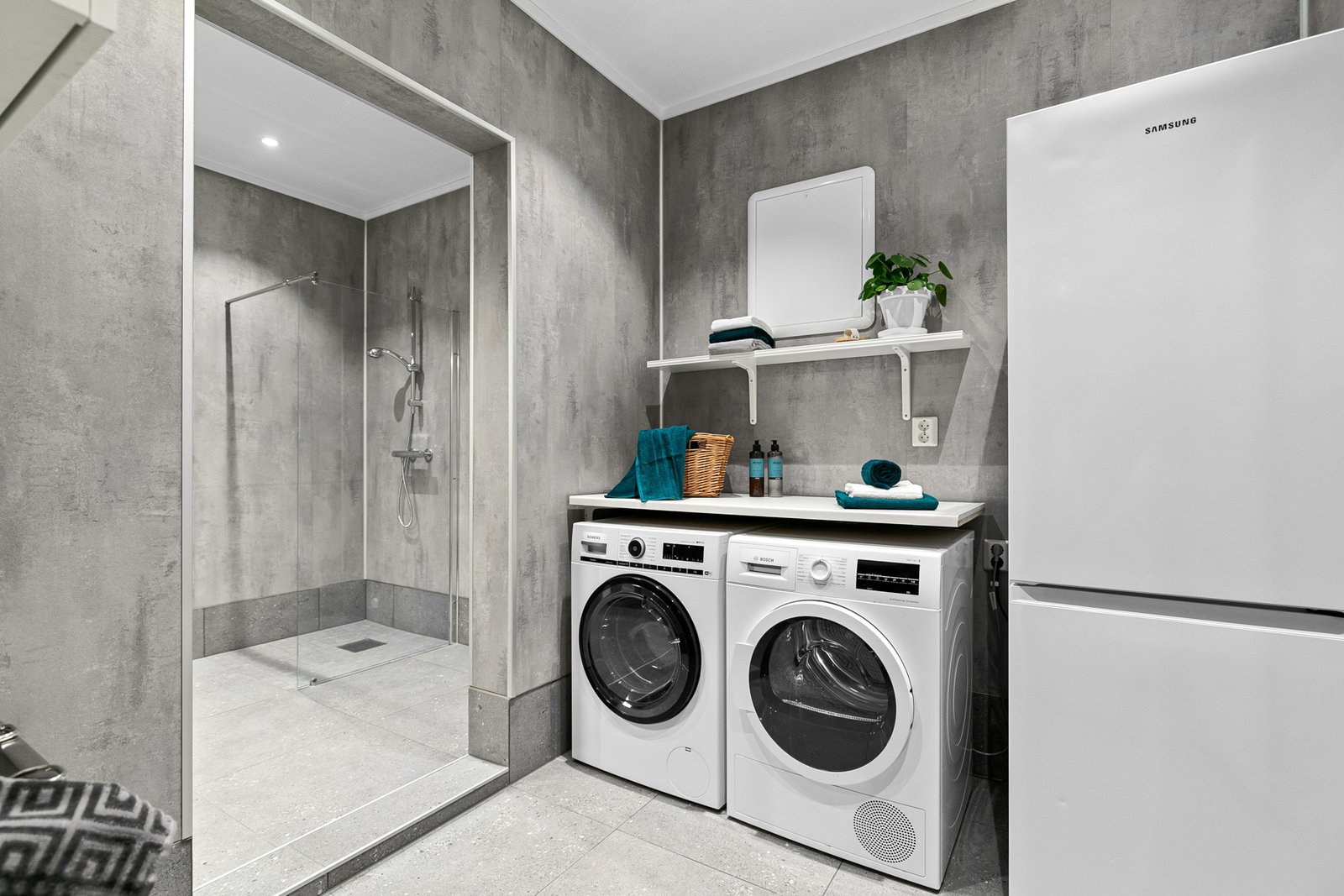 Stecker einer Waschmaschine an einer Steckdose