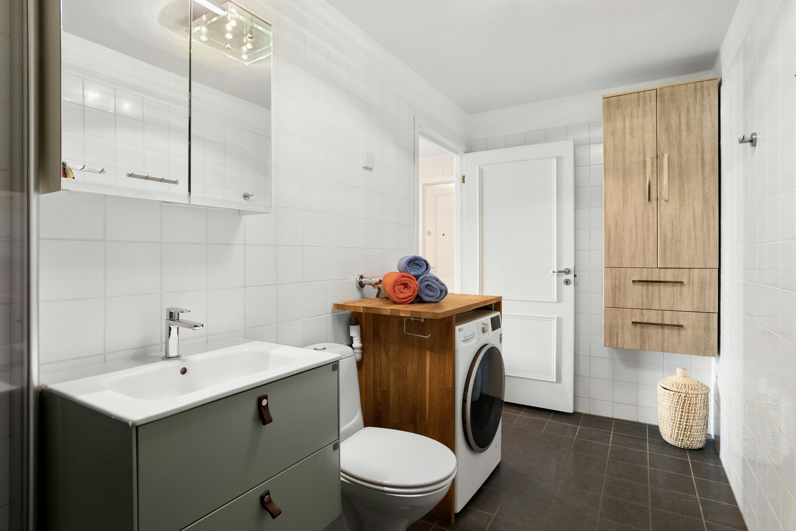 Waschmaschine im Waschraum nach einem Umzug