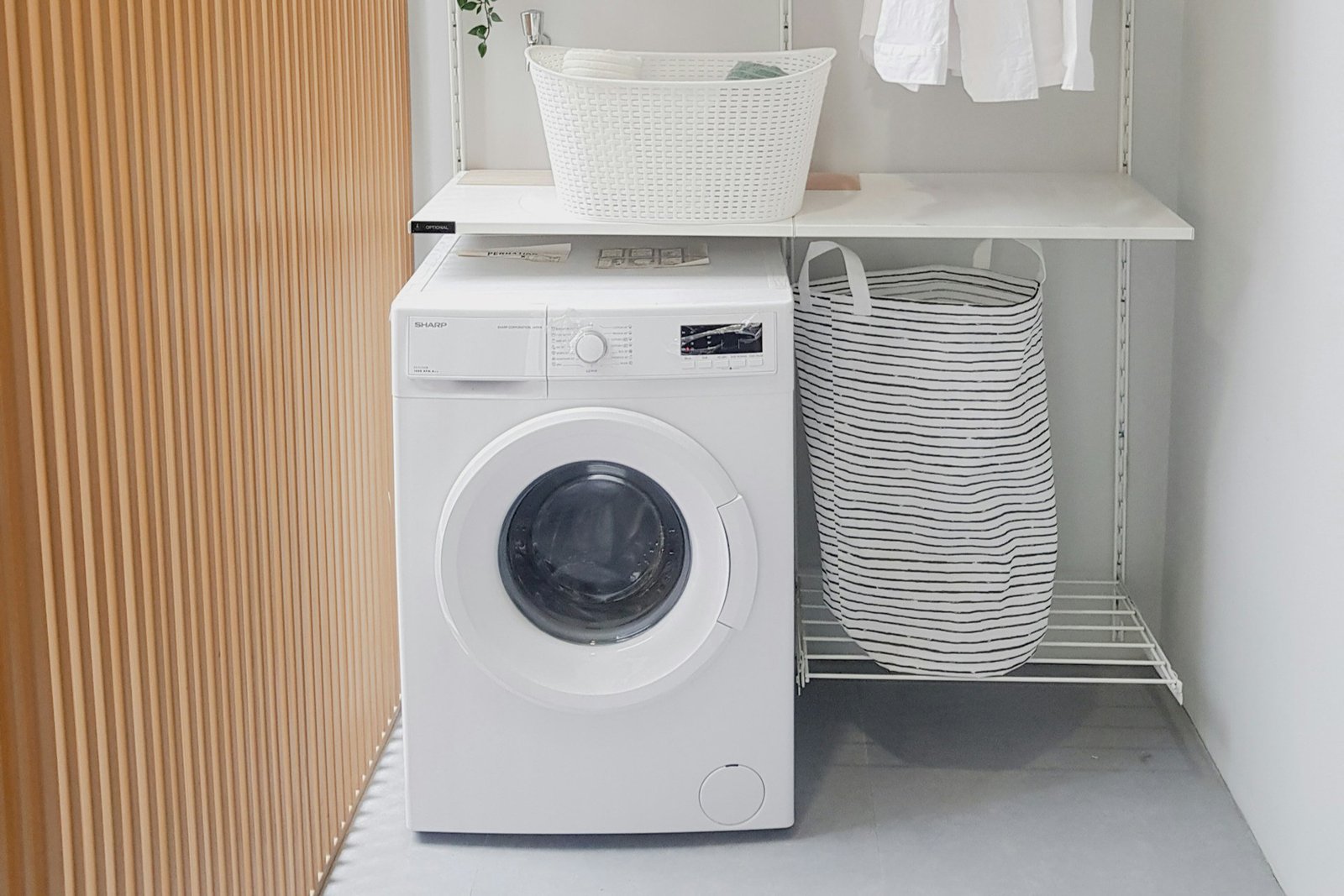 Zulaufschlauch einer Waschmaschine hinter dem Gerät