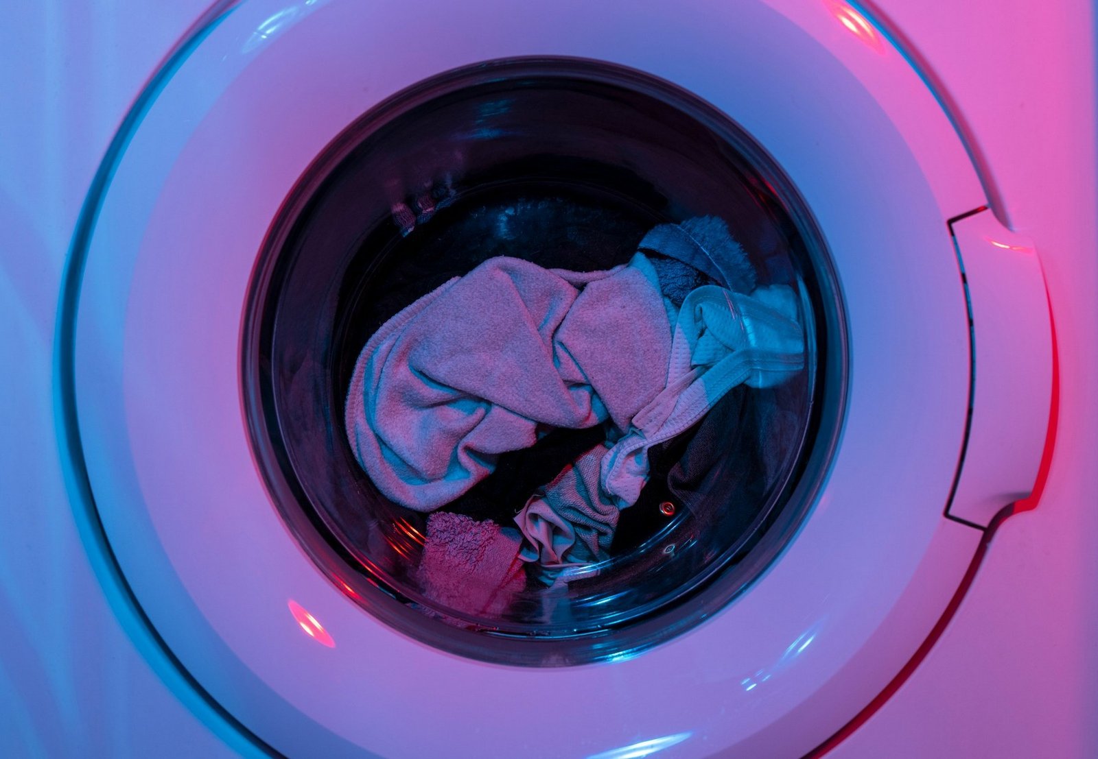 Waschmaschine am Wasseranschluss im Haushalt