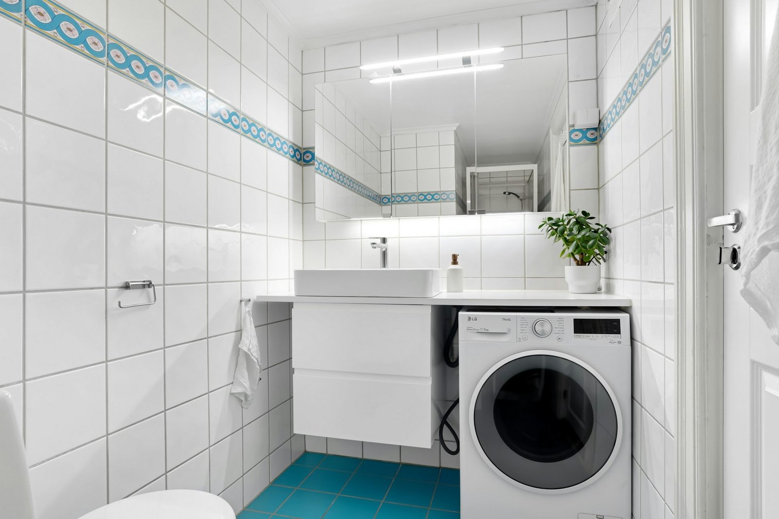 Wasserleitung mit Absperrhahn im Hauswirtschaftsraum